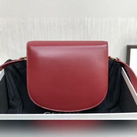 Новая модель TEEN BESACE TRIOMPHE из блестящей кожи бычка Новая с
