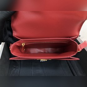 Новая модель TEEN BESACE TRIOMPHE из блестящей кожи бычка Новая с