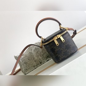 Новая миниатюрная кожаная сумка с логотипом Неожиданный хит этог