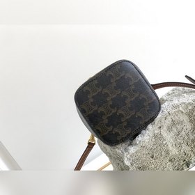 Новая миниатюрная кожаная сумка с логотипом Неожиданный хит этог
