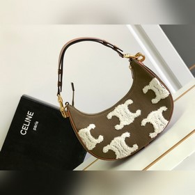 Новинки осени-зимы | Сумка AVA из канваса с вышитым Триумфальной