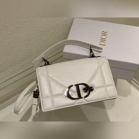 Серия 30 Montaigne. Изготовлена из черной кожи овцы, украшена кру