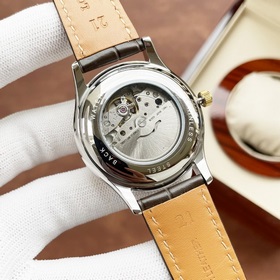 Набор парных часов Longines, созданный для влюбленных, отличается