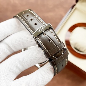 Набор парных часов Longines, созданный для влюбленных, отличается
