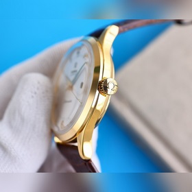 Серия Omega Seamaster Curved Case с крышкой в форме уха вышла в п