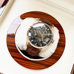 Элегантные мужские часы Vacheron Constantin с впечатляющим ажурны
