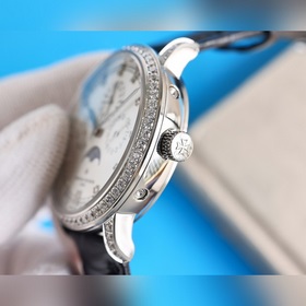 Часы с вечным календарем из серии Tradition. Модель： 43175/000R-9