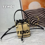 Официальный сайт MM FENDI Мини-сумка из плетеного рогожа. Новый член семейства R