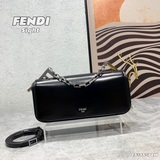 【Комплектация】 Сумка FENDI Sight изготовлена из гладкой кожи, украшена крупными 