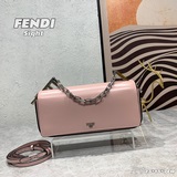 【Комплектация】 Сумка FENDI Sight изготовлена из гладкой кожи, украшена крупными 