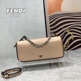 【Комплектация】 Сумка FENDI Sight изготовлена из гладкой кожи, украшена крупными 