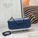 【Комплектация】 Сумка FENDI Sight изготовлена из гладкой кожи, украшена крупными 
