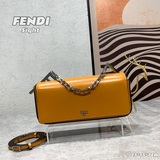【Комплектация】 Сумка FENDI Sight изготовлена из гладкой кожи, украшена крупными 
