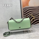 【Комплектация】 Сумка FENDI Sight изготовлена из гладкой кожи, украшена крупными 