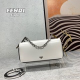 【Комплектация】 Сумка FENDI Sight изготовлена из гладкой кожи, украшена крупными 