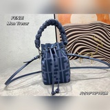 Классическая сумка Fendi с двойным логотипом F. Она станет самой популярной сумк