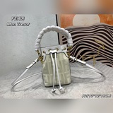 Классическая сумка Fendi с двойным логотипом F. Она станет самой популярной сумк