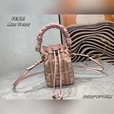 Классическая сумка Fendi с двойным логотипом F. Она станет самой популярной сумк