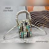 Классическая сумка Fendi с двойным логотипом F. Она станет самой популярной сумк