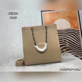 Большая сумка последней коллекции Fendi ack на официальном сайте, из гладкой и н