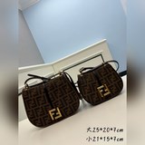 Сумка имеет женственный дизайн с изогнутыми линиями, удлиненную клапаном и метал
