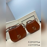 Сумка имеет женственный дизайн с изогнутыми линиями, удлиненную клапаном и метал