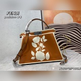 FENDIIconic eekaboo ISeeU средняя сумка, из холста и лакированной кожи, с гравир