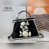 FENDIIconic eekaboo ISeeU средняя сумка, из холста и лакированной кожи, с гравир
