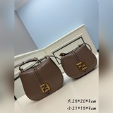 Сумка имеет женственный дизайн с изогнутыми линиями, удлиненную клапаном и метал