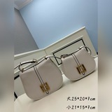 Сумка имеет женственный дизайн с изогнутыми линиями, удлиненную клапаном и метал