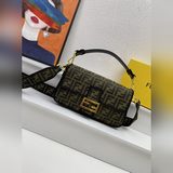 Самая яркая коллекция Fendi Roma Amor появилась в мире неоновых огней, превратив