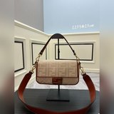 Сумка Fendi Baguette из натуральной соломы, украшена вышивкой FF, натуральный цв