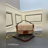 Сумка Fendi Baguette из натуральной соломы, украшена вышивкой FF, натуральный цв