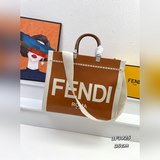 Средняя сумка Sunshine из лакированной кожи с выгравированным логотипом FENDI RO