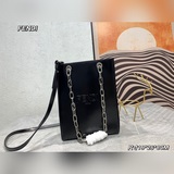 Сумка Fendi Ack, из гладкой кожи. Отделка из гладкого FENDI RO того же цвета с р
