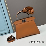 Новейшая сумка eekabooiSeeU от Fendi, представленная на официальном сайте бренда
