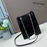 Сумка Fendi Ack, из гладкой кожи. Отделка из гладкого FENDI RO того же цвета с р