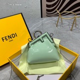 [В комплекте] Новая мини-сумка FEND1 First из лакированной кожи уже в продаже! Д