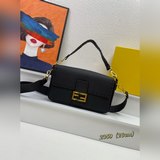 Средняя сумка Fendi Baguette из кожи первых слоев с ручной отделкой швами. Украш