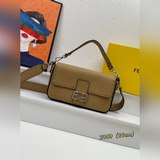 Средняя сумка Fendi Baguette из кожи первых слоев с ручной отделкой швами. Украш