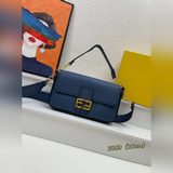 Средняя сумка Fendi Baguette из кожи первых слоев с ручной отделкой швами. Украш