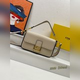 Средняя сумка Fendi Baguette из кожи первых слоев с ручной отделкой швами. Украш