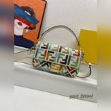 .Fendi весенняя коллекция： сумка Baguette с вышитыми буквами F. Классическая сум