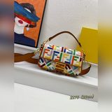 .Fendi весенняя коллекция： сумка Baguette с вышитыми буквами F. Классическая сум