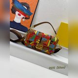 .Fendi весенняя коллекция： сумка Baguette с вышитыми буквами F. Классическая сум