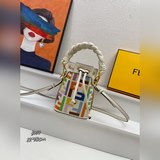 FendiMon Tresor маленькая сумка-бакет из парусины, украшена вышитым рельефным уз