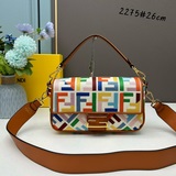 .Fendi весенняя коллекция： сумка Baguette с вышитыми буквами F. Классическая сум