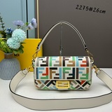 .Fendi весенняя коллекция： сумка Baguette с вышитыми буквами F. Классическая сум