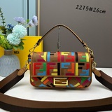 .Fendi весенняя коллекция： сумка Baguette с вышитыми буквами F. Классическая сум