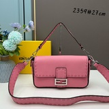 Средняя сумка Fendi Baguette из кожи первых слоев с ручной отделкой швами. Украш